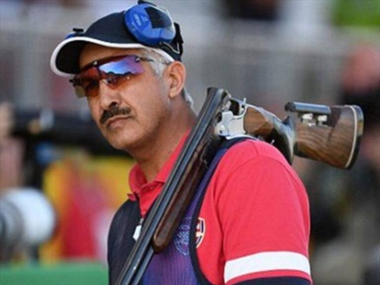 Tirador de Kuwait usa la camiseta del Arsenal, sale tercero y las redes sociales se burlan de él