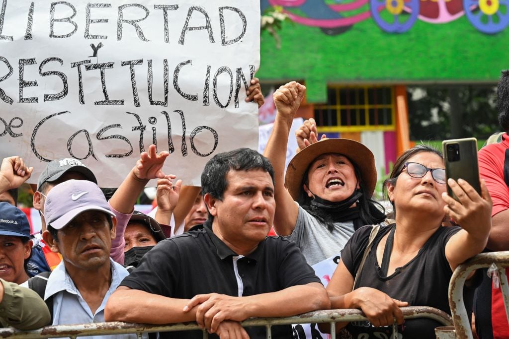 Seguidores del mandatario destituido Pedro Castillo exigen su restitución en Lima