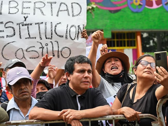 Seguidores del mandatario destituido Pedro Castillo exigen su restitución en Lima