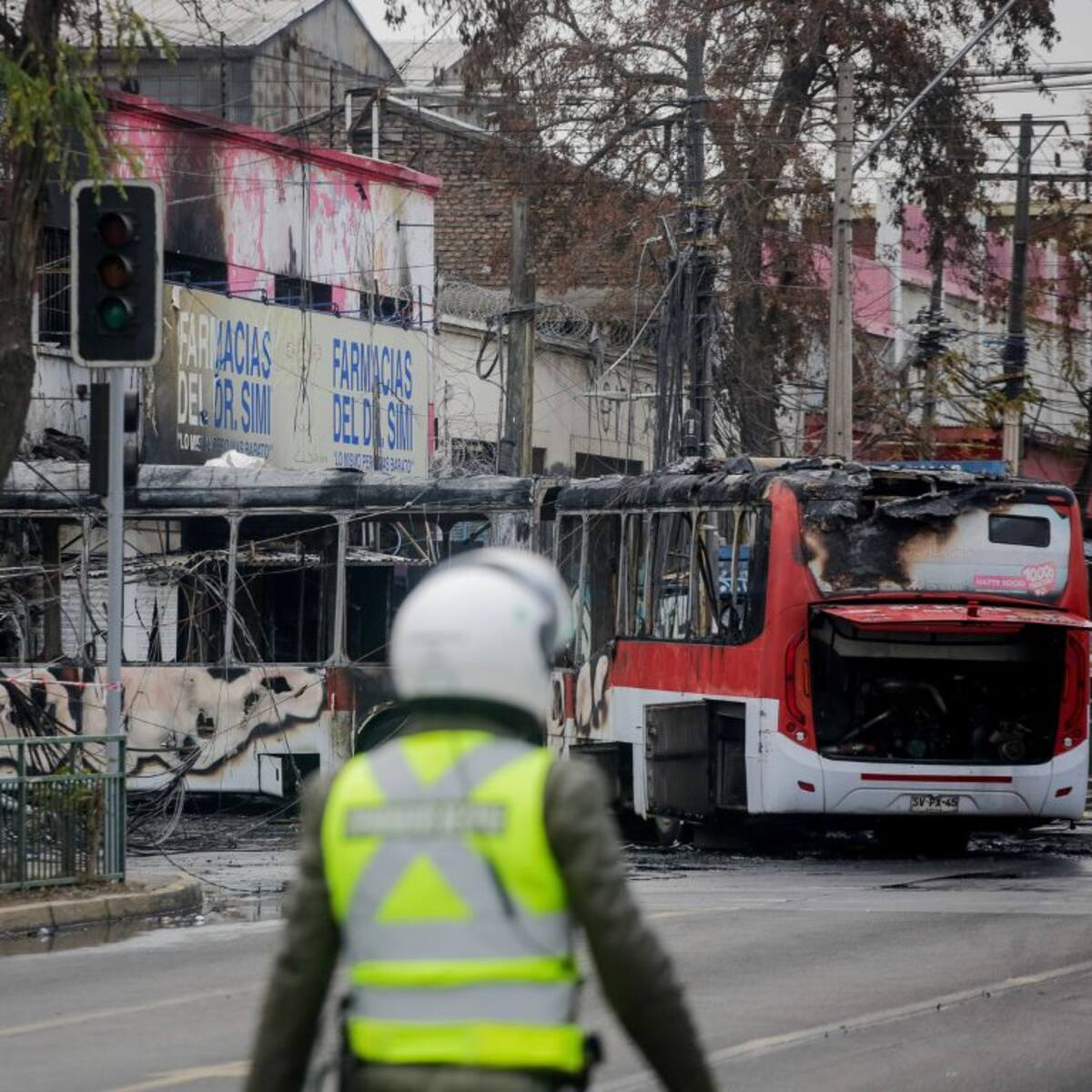 Cinco personas mueren tras choque entre camioneta y bus RED que terminó en incendio en barrio Franklin