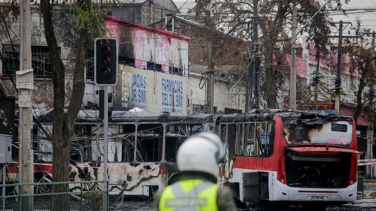 Cinco personas mueren tras choque entre camioneta y bus RED que terminó en incendio en barrio Franklin