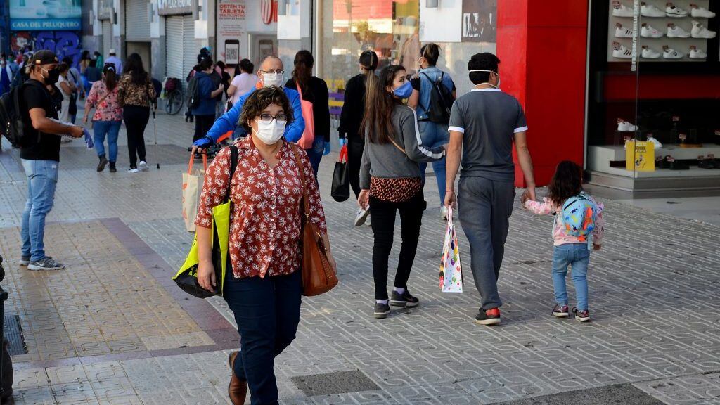 18 de Abril de 2020/SANTIAGO Una mujer con mascarilla camina en el centro de Talca. Esta mañana el ministro de Salud comunico el aumento de nuevos casos por Covid-19 en la región del Maule, siéndo la ciudad más afectada Talca.
FOTO:ALEX BELTRAN/AGENCIAUNO
