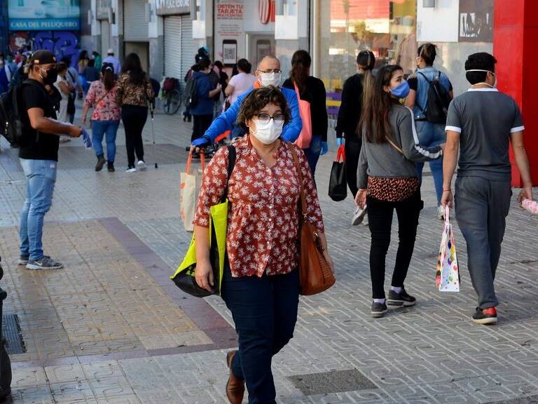 18 de Abril de 2020/SANTIAGO Una mujer con mascarilla camina en el centro de Talca. Esta mañana el ministro de Salud comunico el aumento de nuevos casos por Covid-19 en la región del Maule, siéndo la ciudad más afectada Talca.
FOTO:ALEX BELTRAN/AGENCIAUNO