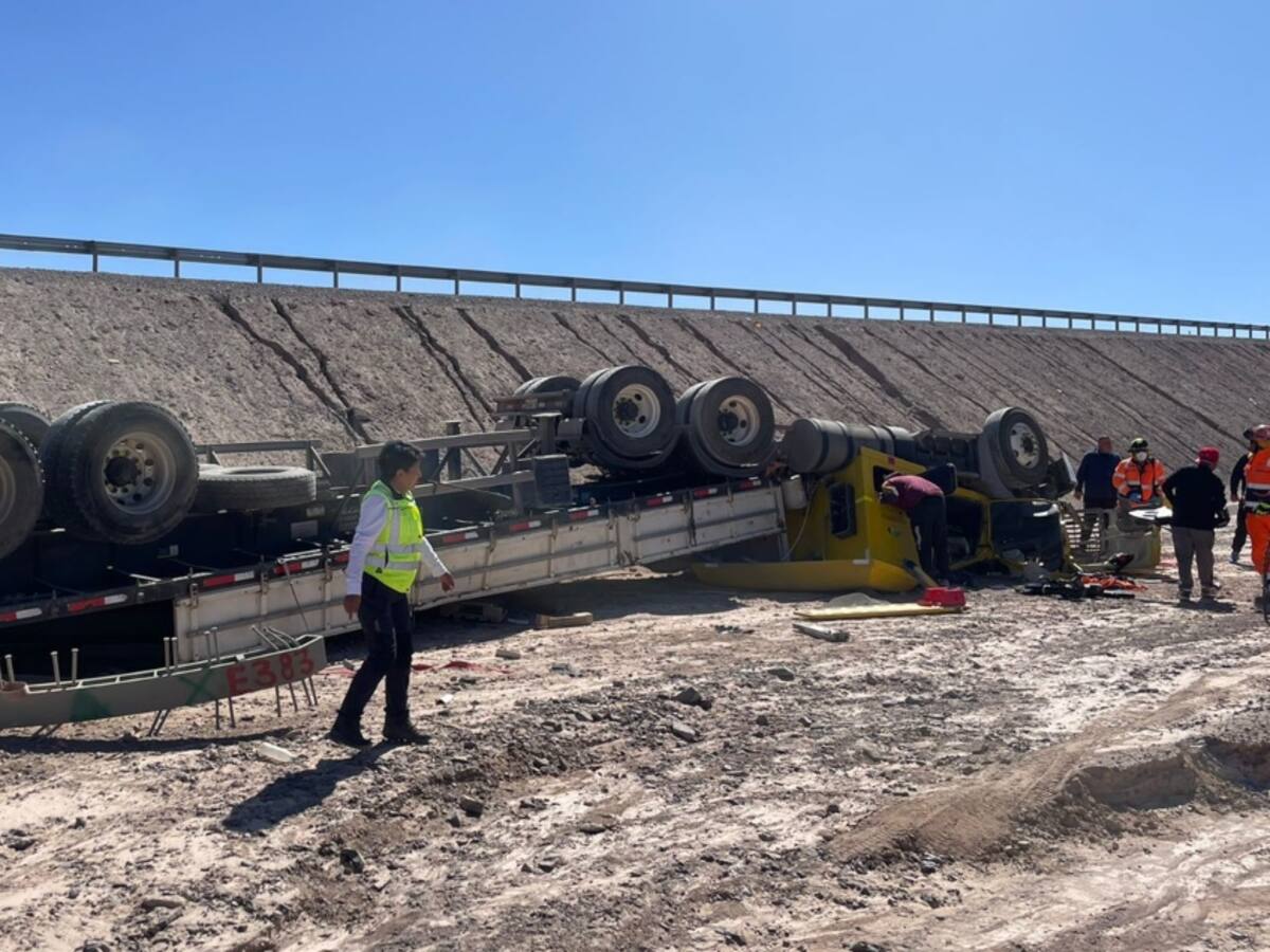 Fatal accidente de tránsito en región de Antofagasta deja a conductor de camión fallecido
