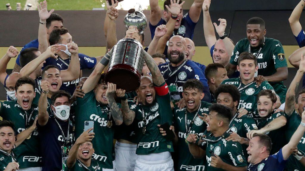 RIO DE JANEIRO, BRAZIL - JANUARY 30: Felipe Melo and Gustavo Gomez of Palmeiras lift the Copa CONMEBOL Libertadores trophy after the final of Copa CONMEBOL Libertadores 2020 between Palmeiras and Santos at Maracanã Stadium on January 30, 2021 in Rio de Janeiro, Brazil. (Photo by Silvia Izquierdo - Pool/Getty Images)