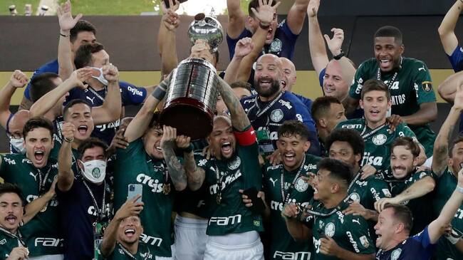 RIO DE JANEIRO, BRAZIL - JANUARY 30: Felipe Melo and Gustavo Gomez of Palmeiras lift the Copa CONMEBOL Libertadores trophy after the final of Copa CONMEBOL Libertadores 2020 between Palmeiras and Santos at Maracanã Stadium on January 30, 2021 in Rio de Janeiro, Brazil. (Photo by Silvia Izquierdo - Pool/Getty Images)
