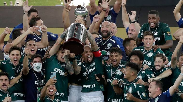 RIO DE JANEIRO, BRAZIL - JANUARY 30: Felipe Melo and Gustavo Gomez of Palmeiras lift the Copa CONMEBOL Libertadores trophy after the final of Copa CONMEBOL Libertadores 2020 between Palmeiras and Santos at Maracanã Stadium on January 30, 2021 in Rio de Janeiro, Brazil. (Photo by Silvia Izquierdo - Pool/Getty Images)
