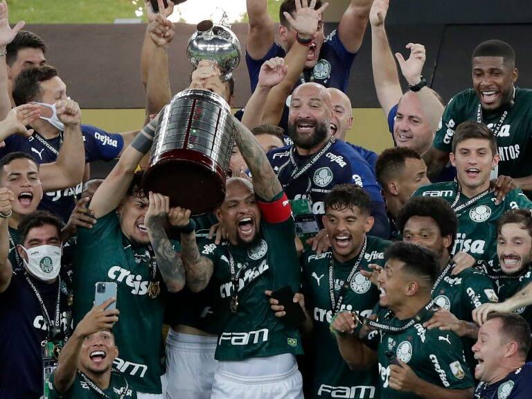 RIO DE JANEIRO, BRAZIL - JANUARY 30: Felipe Melo and Gustavo Gomez of Palmeiras lift the Copa CONMEBOL Libertadores trophy after the final of Copa CONMEBOL Libertadores 2020 between Palmeiras and Santos at Maracanã Stadium on January 30, 2021 in Rio de Janeiro, Brazil. (Photo by Silvia Izquierdo - Pool/Getty Images)