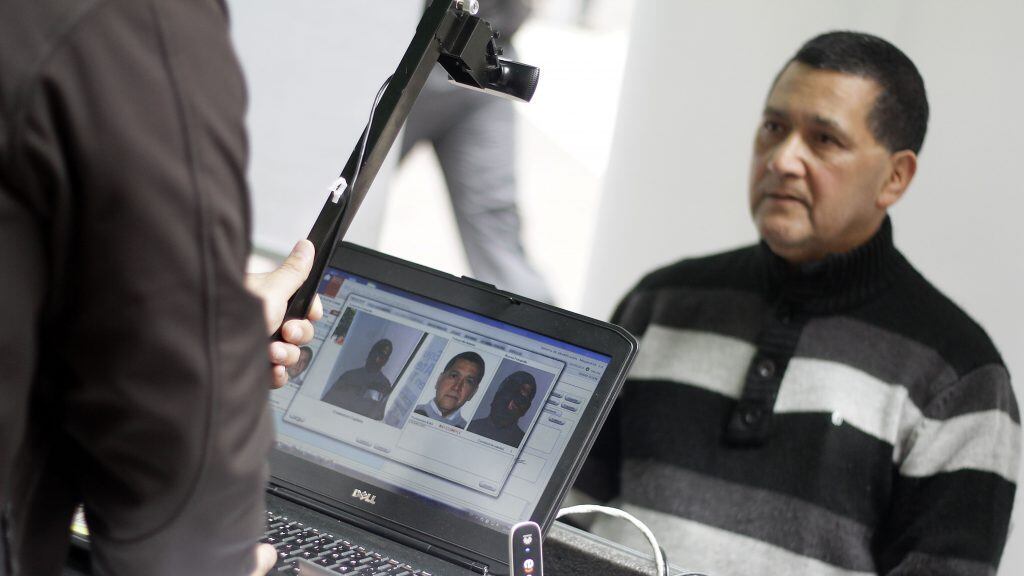 26 de Septiembre de 2014/SANTIAGOUn hombre renueva su carnet de identidad durante la instalacion en Ahumada con Huerfanos de un stand del Registro Civil, en el cual las personas pueden renovar su cedula de identidad por la nueva como parte de la campaña del Ministerio de Justicia para incentivar a los usuarios a realizar este tramite
FOTO:FRANCISCO CASTILLO D./AGENCIAUNO