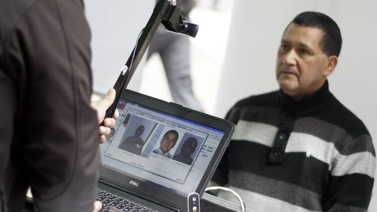 26 de Septiembre de 2014/SANTIAGOUn hombre renueva su carnet de identidad durante la instalacion en Ahumada con Huerfanos de un stand del Registro Civil, en el cual las personas pueden renovar su cedula de identidad por la nueva como parte de la campaña del Ministerio de Justicia para incentivar a los usuarios a realizar este tramite
FOTO:FRANCISCO CASTILLO D./AGENCIAUNO