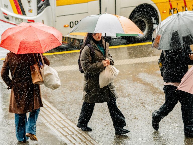 Pronostican lluvias para 11 regiones de Chile: confirman el día clave y la ciudad que sumará 30 mm