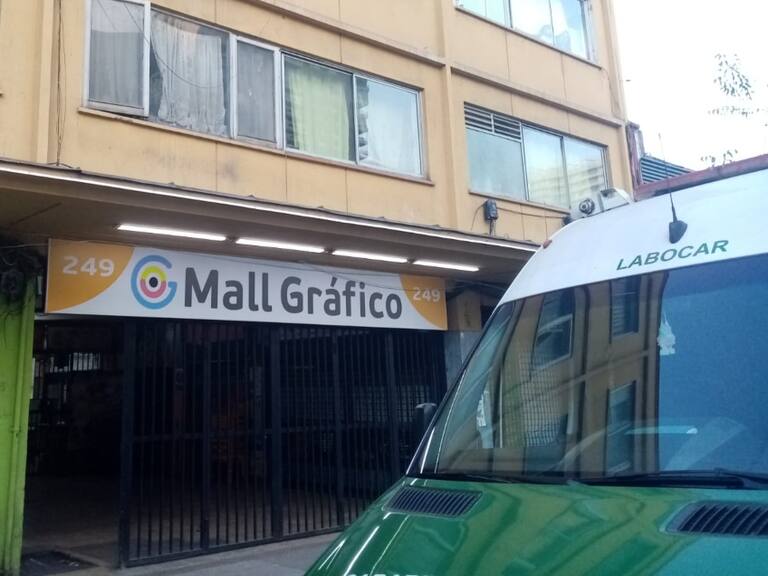 Sujeto muere al interior de galería en Santiago Centro tras ser golpeado por grupo de personas