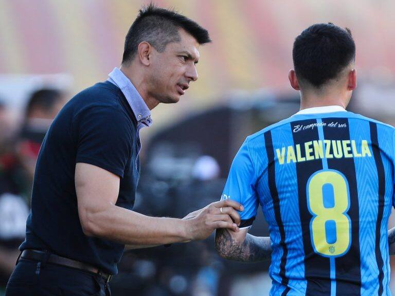 15 de Marzo del 2020/SANTIAGOEl director tecnico de Huachipato, Gustavo Florentin reparte instrucciones a Cesar Valenzuela() ,durante el partido valido por la fecha 8 del Campeonato Nacional AFP PlanVital 2020, entre Union Espaola vs Huachipato, disputado en el Estadio Santa Laura.
FOTO:JAVIER VERGARA/AGENCIAUNO