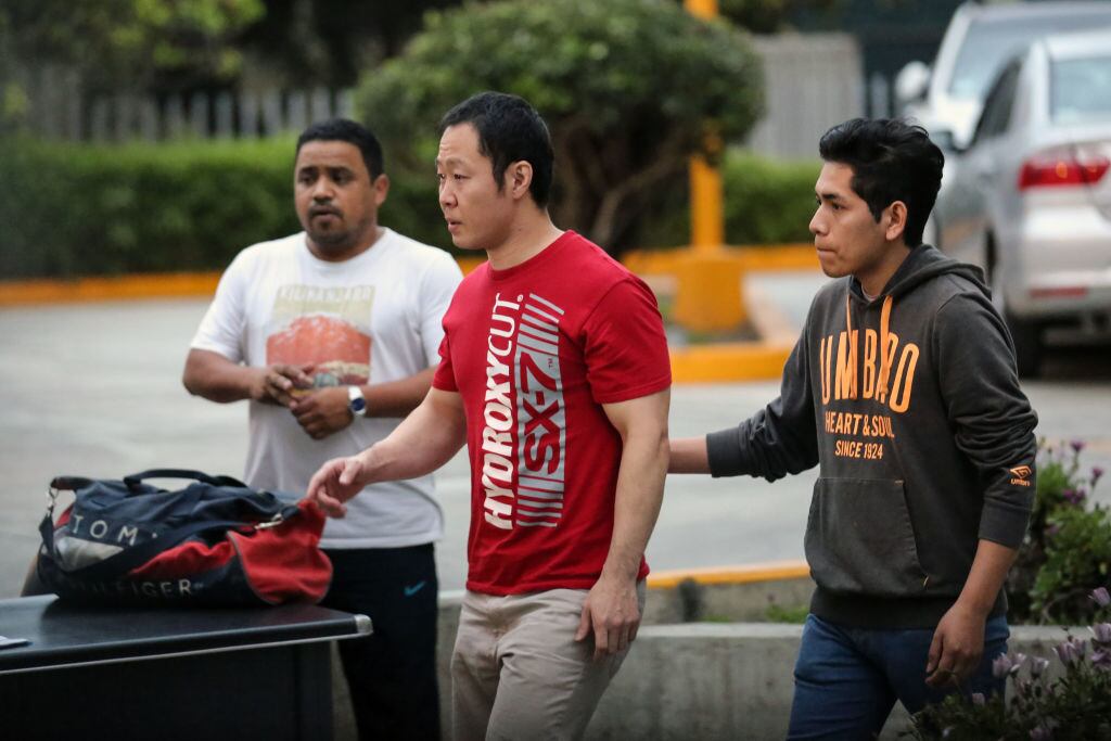 El entonces congresista Kenji Fujimori, el hijo menor del exdictador Alberto Fujimori, llegaba a una clínica en Lima para visitar a su padre en Perú.