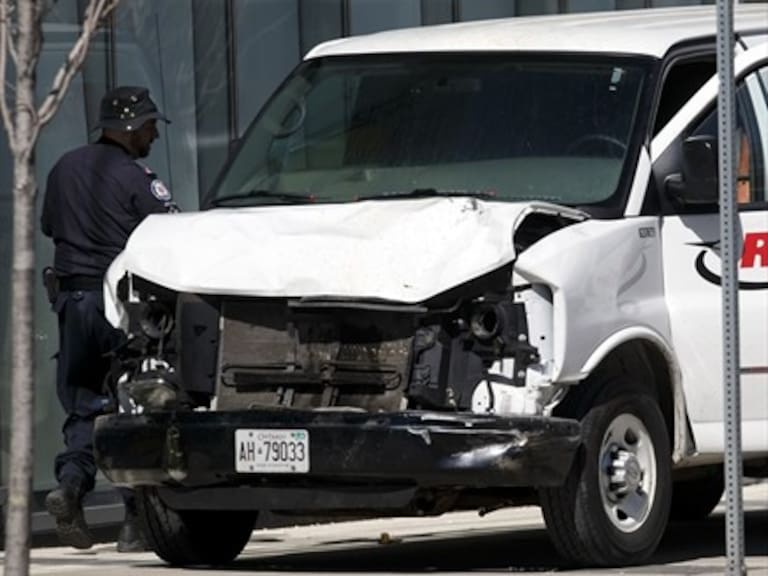 Van se lanzó contra peatones en Toronto matando al menos a nueve personas