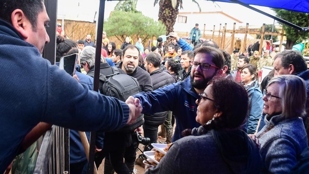 El Presidente recorrió casas afectadas por el sistema frontal. / Agencia Uno.