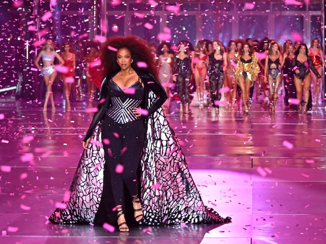Tyra Banks camina la pasarela del Victoria's Secret Fashion Show 2024 / Getty Images