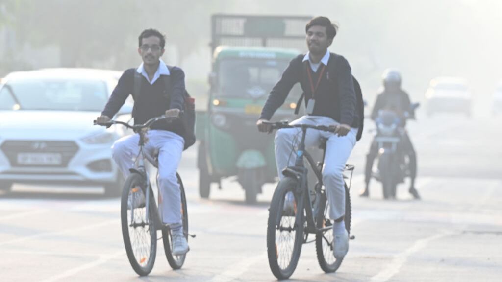 Clases en India reabre escuelas por menor contaminación