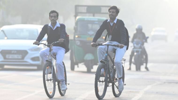 Clases en India reabre escuelas por menor contaminación