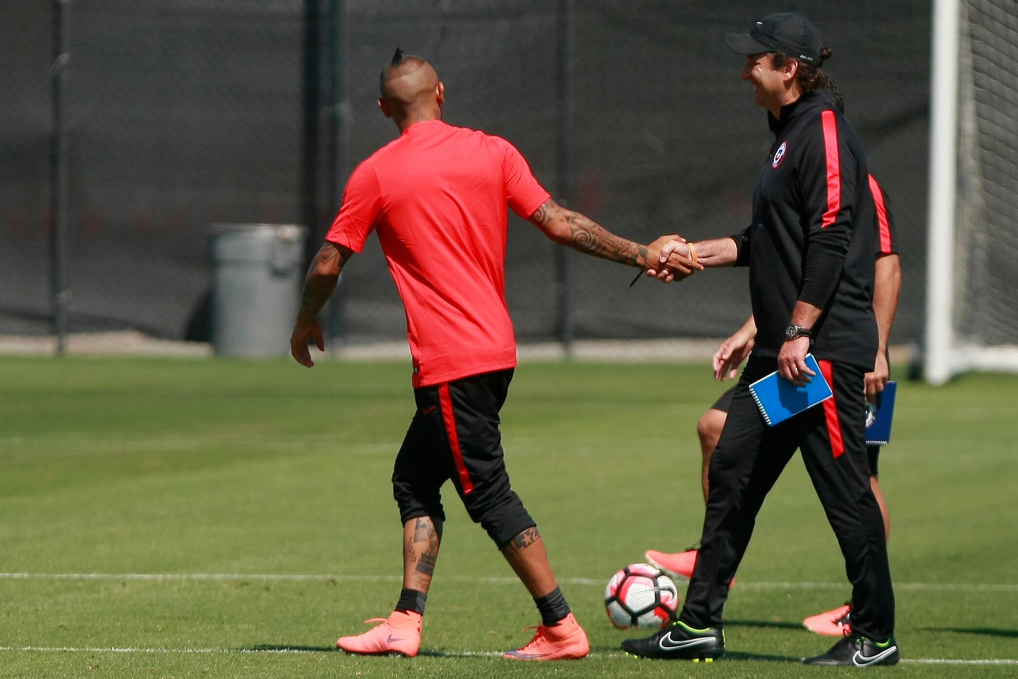 05 de Junio de 2016/SAN JOSEArturo Vidal (i) y Juan Antonio Pizzi (d) durante el entrenamiento en el Avaya Stadium, previo al partido contra la seleccin de Argentina por la Copa Amrica Centenario en Estados Unidos. 
FOTO: PABLO VERA LISPERGUER/AGENCIAUNO