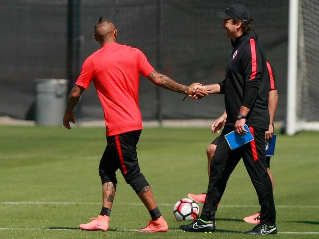 05 de Junio de 2016/SAN JOSEArturo Vidal (i) y Juan Antonio Pizzi (d) durante el entrenamiento en el Avaya Stadium, previo al partido contra la seleccin de Argentina por la Copa Amrica Centenario en Estados Unidos.
FOTO: PABLO VERA LISPERGUER/AGENCIAUNO