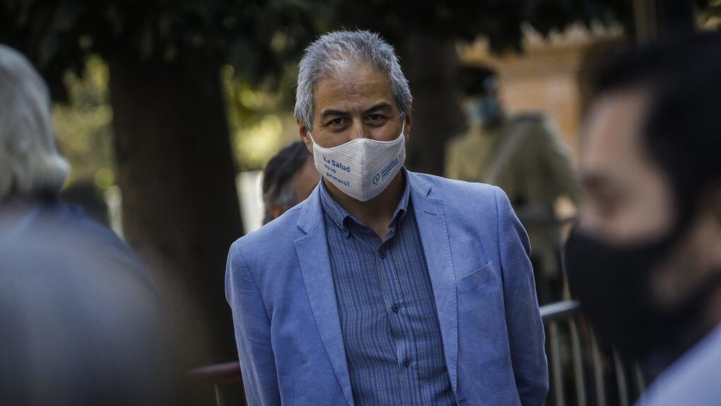 15 de octubre del 2020/SANTIAGOEl presidente del Colegio de Profesores, Mario Aguilar, llega al Palacio de La Moneda para manifestarce en contra del retorno inseguro de niños y niñas a sus colegio en tiempo de pandemia.
FOTO: SEBASTIAN BELTRAN GAETE/AGENCIAUNO