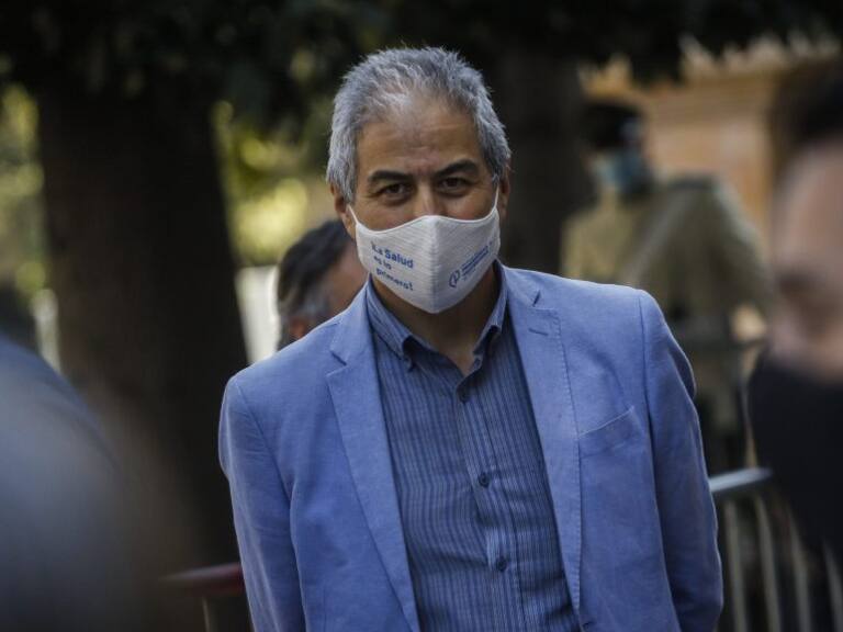 15 de octubre del 2020/SANTIAGOEl presidente del Colegio de Profesores, Mario Aguilar, llega al Palacio de La Moneda para manifestarce en contra del retorno inseguro de niños y niñas a sus colegio en tiempo de pandemia.
FOTO: SEBASTIAN BELTRAN GAETE/AGENCIAUNO
