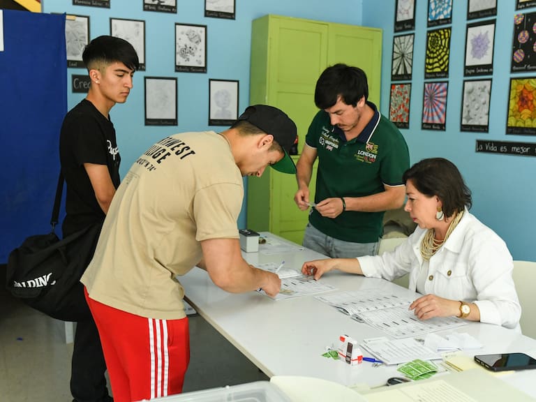 16 DE NOVIEMBRE DE 2025/VIÑA DEL MAR
Votantes se dirigen a Liceo Bicentenario de Viña del Mar previo al conteo de votos en el marco de las elecciones presidenciales y parlamentarias 2025.
FOTO: OSCAR GUERRA / UNO NOTICIAS