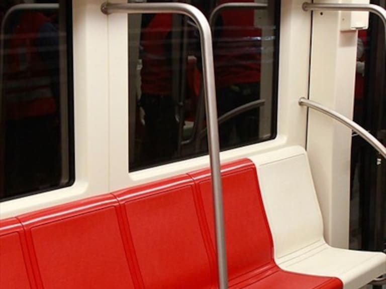 Critican en redes sociales a pasajero que no cedió asiento preferencial en el Metro