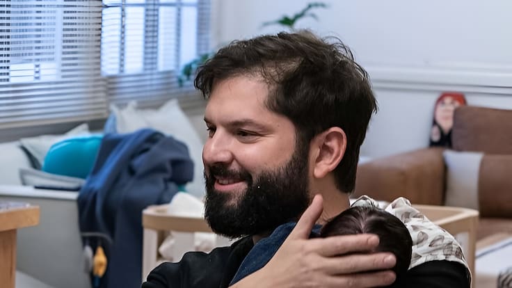 “¡Feliz día les desea nuestra Violeta!”: Presidente Boric sorprende con divertida imagen junto a su hija por el Día del Niño