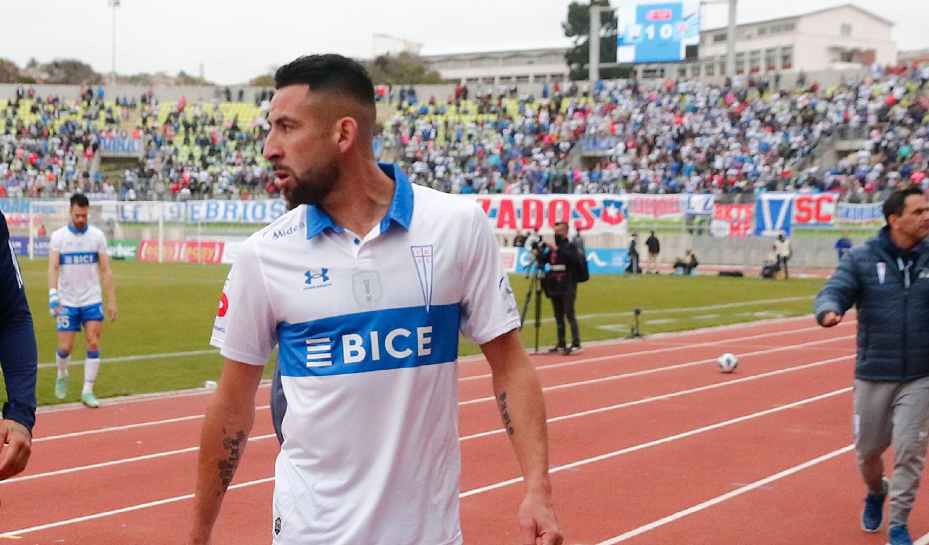 28 DE SEPTIEMBRE DE 2022/VALPARAISORonnie Fernández (i) y Mauricio Isla (d), durante el partido de vuelta de los cuartos de final de la Copa Chile 2022, entre Universidad Catolica y Universidad de Chile, disputado en el Estadio Elías Figueroa Brander de Valparaíso.
FOTO: LEONARDO RUBILAR CHANDIA/AGENCIAUNO