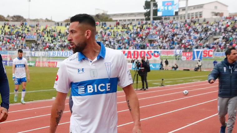 28 DE SEPTIEMBRE DE 2022/VALPARAISORonnie Fernández (i) y Mauricio Isla (d), durante el partido de vuelta de los cuartos de final de la Copa Chile 2022, entre Universidad Catolica y Universidad de Chile, disputado en el Estadio Elías Figueroa Brander de Valparaíso.
FOTO: LEONARDO RUBILAR CHANDIA/AGENCIAUNO