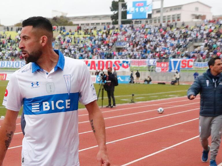 28 DE SEPTIEMBRE DE 2022/VALPARAISORonnie Fernández (i) y Mauricio Isla (d), durante el partido de vuelta de los cuartos de final de la Copa Chile 2022, entre Universidad Catolica y Universidad de Chile, disputado en el Estadio Elías Figueroa Brander de Valparaíso.
FOTO: LEONARDO RUBILAR CHANDIA/AGENCIAUNO