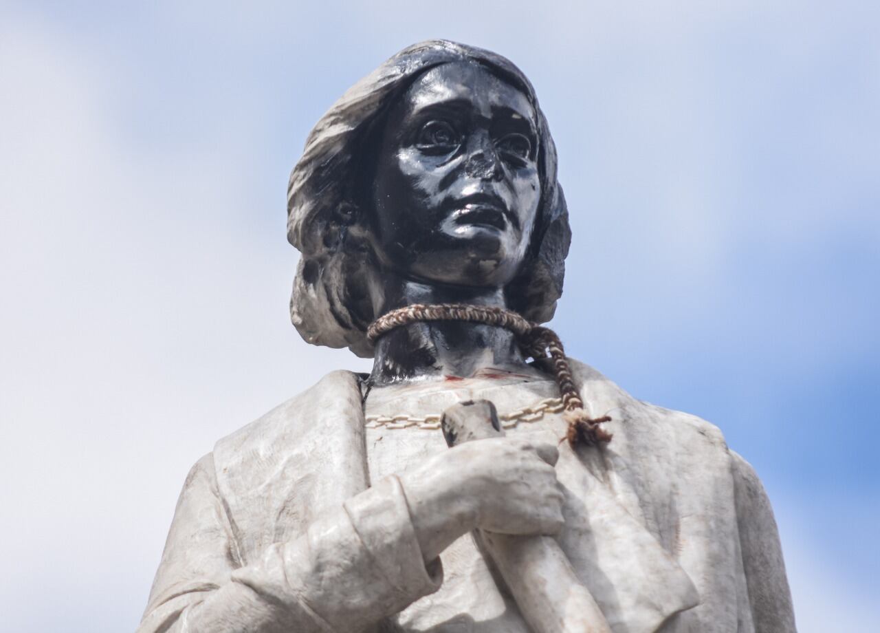 La dañada estatua de Cristóbal Colón en La Paz