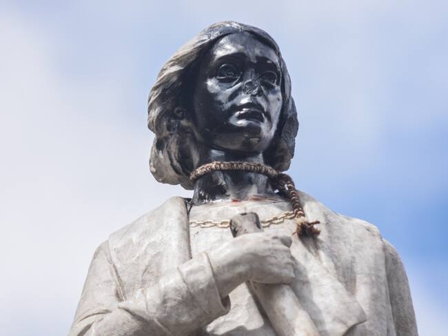La dañada estatua de Cristóbal Colón en La Paz
