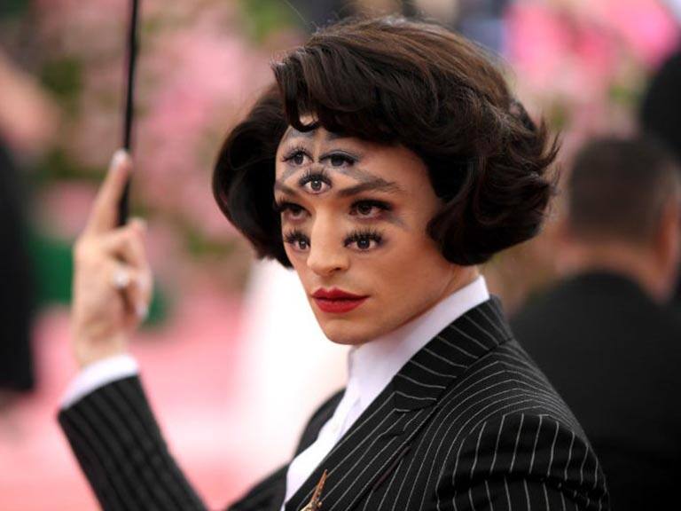 El actor estadounidense Ezra Miller podría salir de Warner Bros
