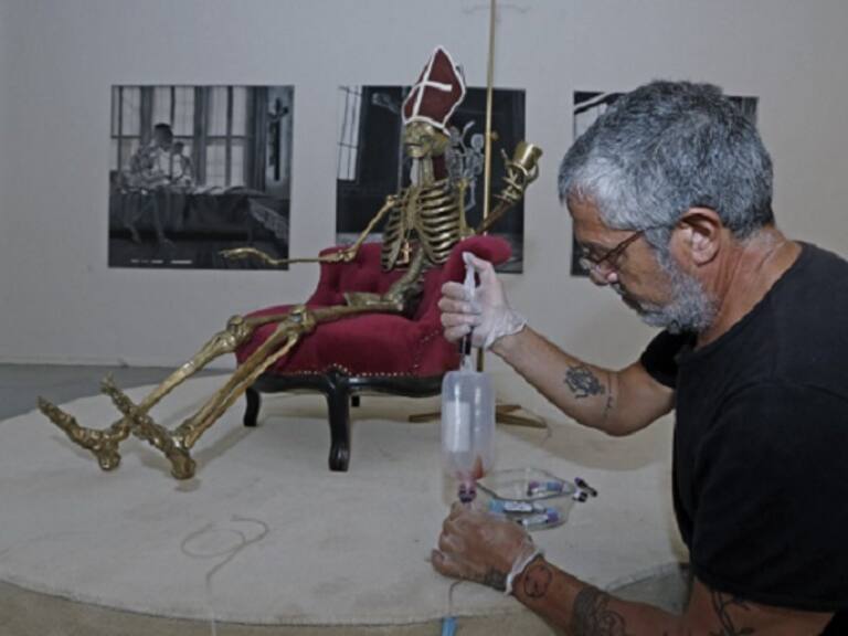 Artista visual chileno-danés pone en jaque a la Iglesia Católica con exposición sobre abusos sistemáticos de sacerdotes a menores