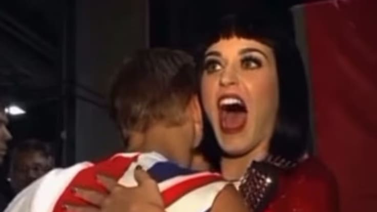 Reflotan polémicos videos de Katy Perry toqueteando a Justin Bieber y besando a fanático tras denuncia de acoso sexual