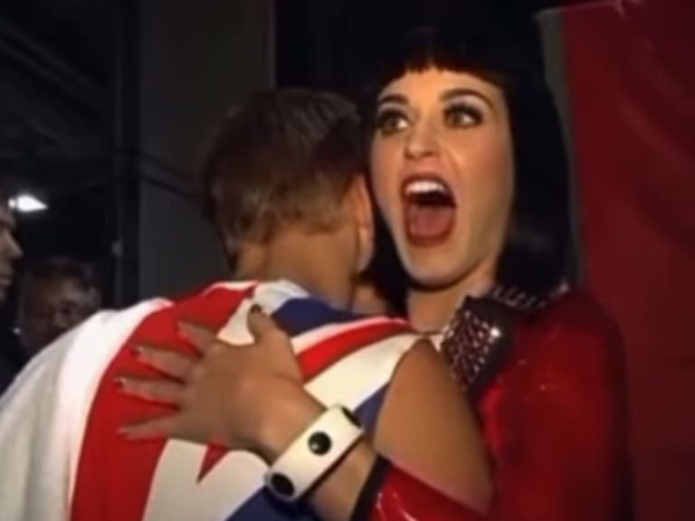 Reflotan polémicos videos de Katy Perry toqueteando a Justin Bieber y besando a fanático tras denuncia de acoso sexual