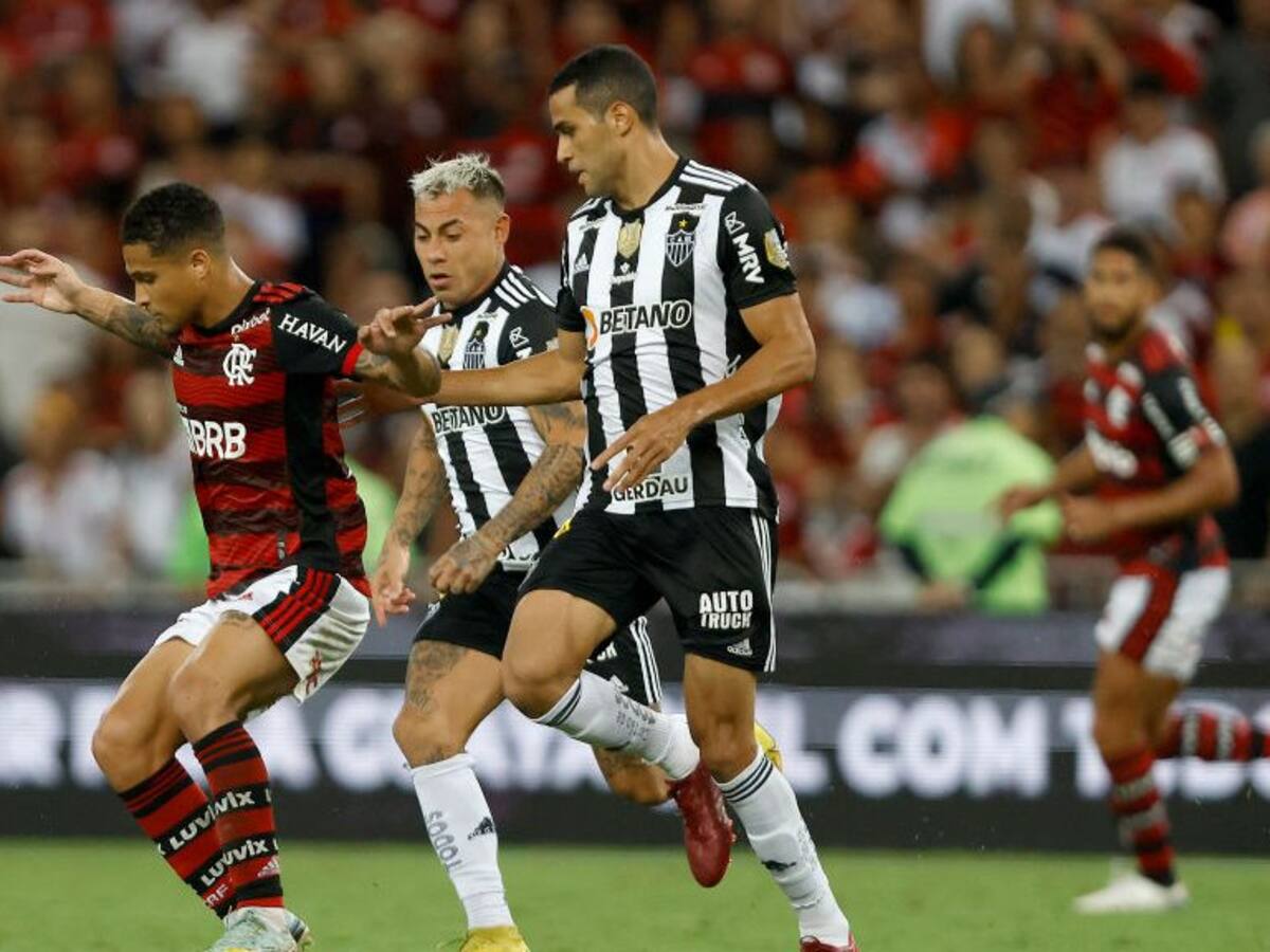 Flamengo, sin Vidal ni Pulgar, derrota a Atlético Mineiro de Eduardo Vargas por el Brasileirao