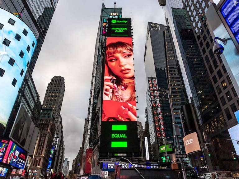 «Conmovida hasta los huesos»: Princesa Alba apareció en Times Square de Nueva York
