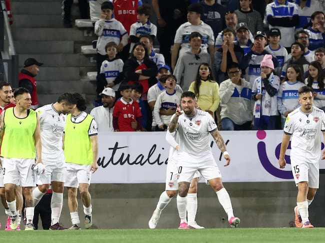 Ñublense derrotó a la UC en el Claro Arena
