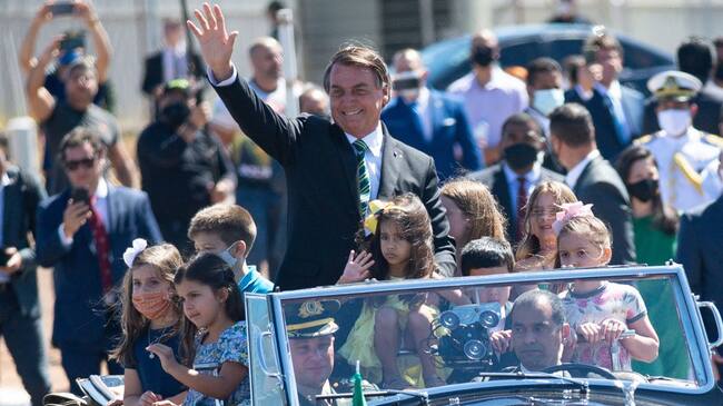 BRASILIA, BRAZIL - SEPTEMBER 07: Brazilian President Jair Bolsonaro arrives in the presidential Rolls Royce limousine accompanied by children for the flag ceremony on Independence Day in the midst the coronavirus (COVID-19) pandemic at the Alvorada Palace on September 07, 2020 in Brasilia. The traditional celebration parade was canceled because of the coronavirus pandemic. Brazil has over 4.137,000 confirmed positive cases of coronavirus with more than 126,650 deaths. (Photo by Andressa Anholete/Getty Images)