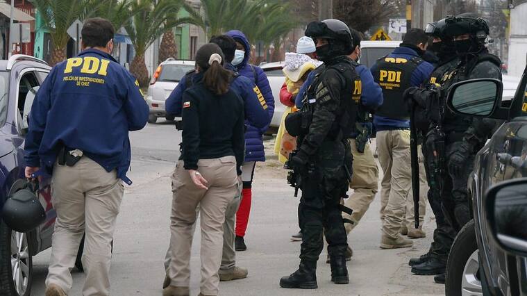 12 DE AGOSTO DE 2021 / LIMACHEEfectivos de la Policía de Investigaciones realizaron un allanamiento a 16 casas en la comuna de Limache en la zona de villa Queronque toma Limachito población Orval dejando un resultado de 18 detenidos incautación de droga y gran cantidad de armas de fuego el operativo llamado cinturón de Orion
FOTO: SANTIAGO MORALES / AGENCIAUNO
