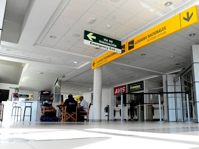 15 de Septiembre de 2015/ IQUIQUEUn total de 150 funcionarios de la Dirección General de Aeronáutica Civil en Iquique se sumaron a la paralización nacional que busca cambiar su actual sistema previsional al de Capredena, suspendiendo así los arribos y salidas de vuelos en el Aeropuerto Diego Aracena.
FOTO: CRISTIAN VIVERO BOORNES / AGENCIAUNO