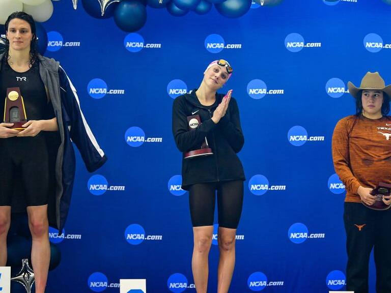 Triunfo de nadadora transgénero en la NCAA reaviva el debate sobre su participación en eventos deportivos