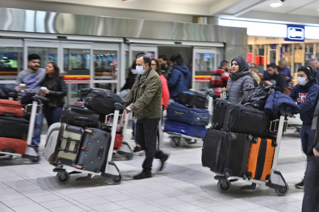 Viajeros que llegan al aeropuerto internacional de Ontario