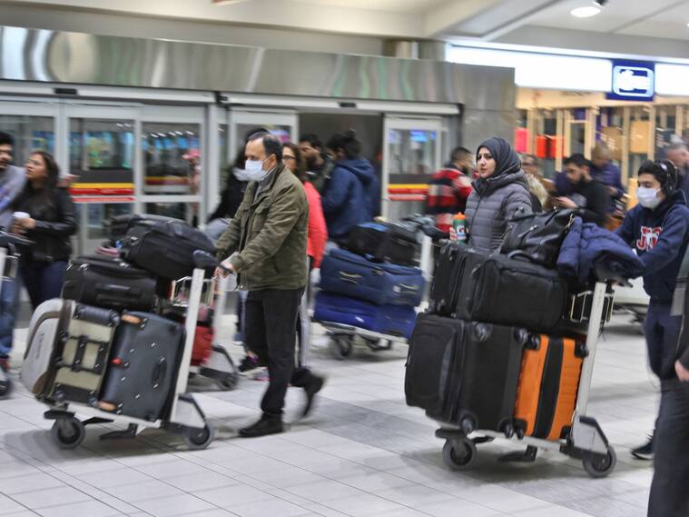Viajeros que llegan al aeropuerto internacional de Ontario