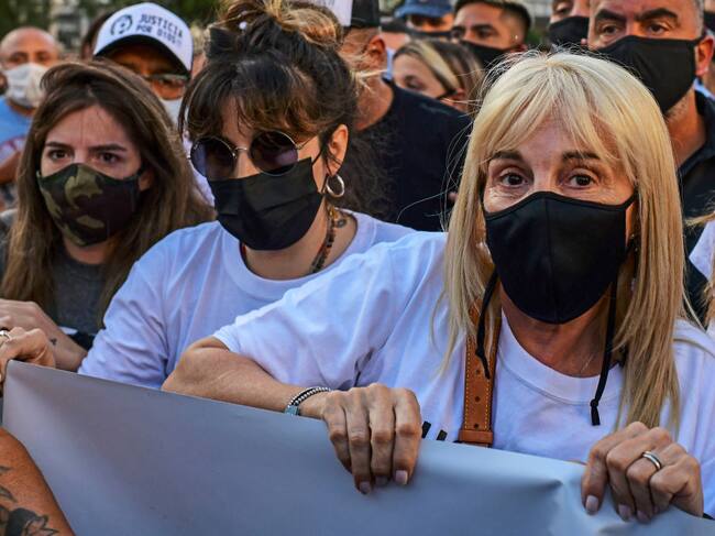 Claudia Villafane acompañada de Giannina y Dalma Maradona