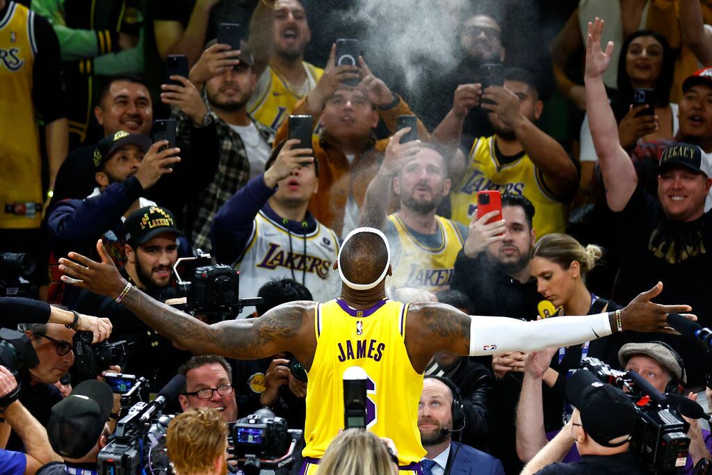 LeBron James festeja el doble que lo inmortaliza como anotador histórico de la NBA